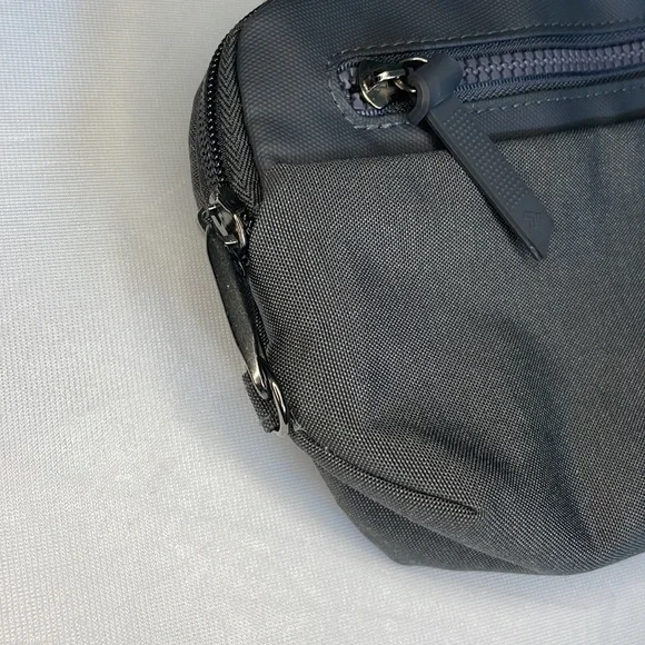 Travelon Anti-Theft Metro Convertible Small Crossbody Belt bag - Picture 9 of 15